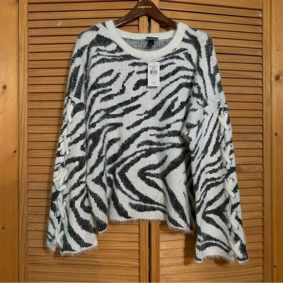 NWT Daytrip Buckle Bell Sleeve Sweater size XL - Picture 1 of 6